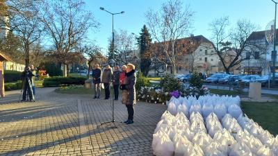 A város karácsonyfájának közvetlen környezete volt az ajándékozás idei helyszíne - Fotó: E.K.Zs./Behir.hu