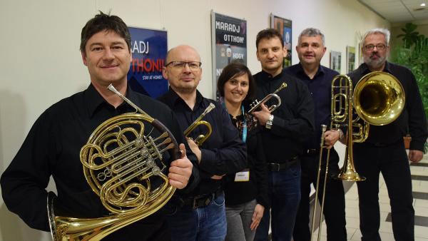 A Körös Kvintett plusz egy fő – Fotó: behir.hu/Such Tamás