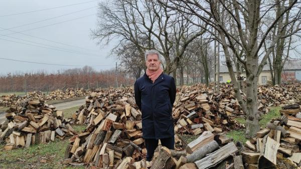 Szarvas Péter polgármester a falerakatnál (fotó: Szarvas Péter facebook oldala)