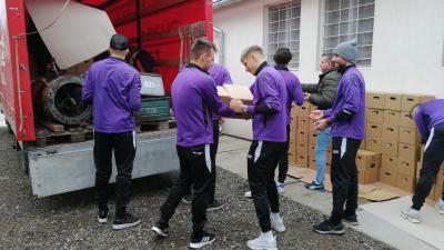 Az Előre játékosai a Vöröskeresztnek adományoztak – (Fotó: behir.hu)