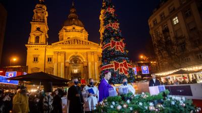 Gyertyagyújtás az Advent Bazilika karácsonyi vásáron (MTI fotó: Balogh Zoltán)
