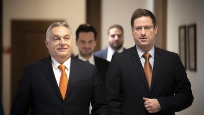 Orbán Viktor és Gulyás Gergely érkezik a Kormányinfóra (fotó: MTI/Miniszterelnöki Sajtóiroda/Benko Vivien Cher)