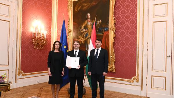 Répássy Róbert, az Igazságügyi Minisztérium államtitkára (k) Áder János köztársasági elnök (j) és Varga Judit igazságügyi miniszter (b) társaságában, miután átvette kinevezési okmányát a Sándor-palotában (MTI fotó/ Bruzák Noémi)