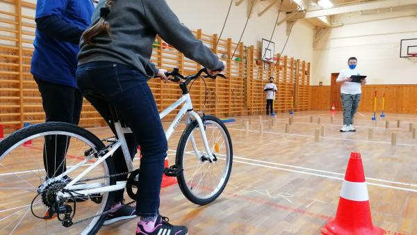 Kerékpáros ügyességi versenyen mérték össze tudásukat a gyerekek. Fotó: behir.hu