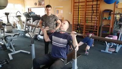 Mochnács Tamás (balról) személyi edzést tart a Bajza Fitnessben – (Fotó: Hidvégi Dávid/behir.hu)