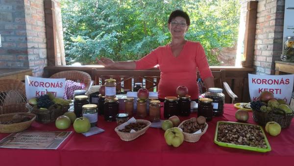 Piskolty Marcsi a kertje gyümölcseivel