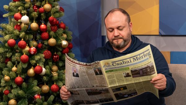Erdei-Kovács Zsolt a 7.Tv stúdiójában lapozta át az újságot (fotó: behir.hu/ Máthé Csongor)