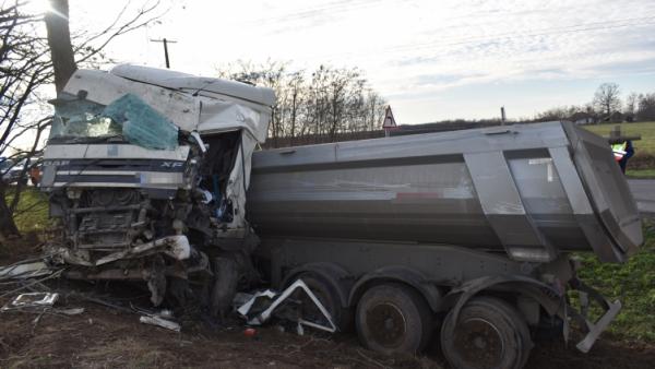 Nagyszénás mellett hajtott árokba egy teherautó (fotó: police.hu)