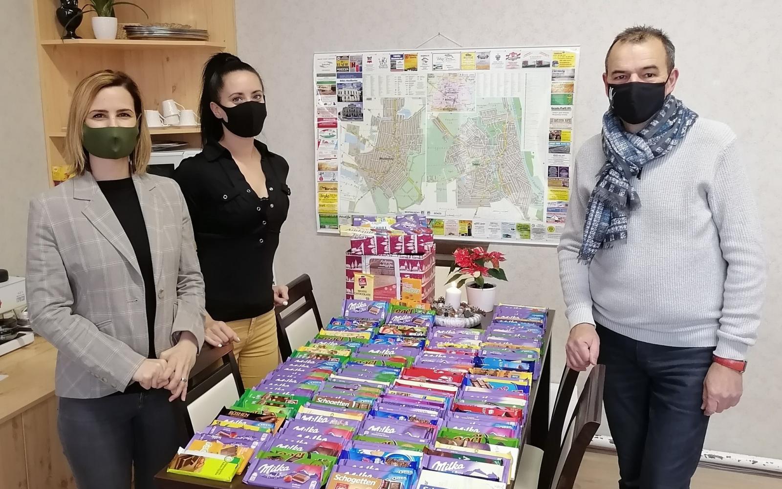 A SZKIRG gimnáziumi intézményegysége is csatlakozott a Madzagos csokigyűjtéshez (fotó: facebook)