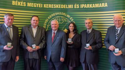 Rendhagyó módon adta át a 2021-es kamarai elismeréseket a Békés Megyei Kereskedelmi és Iparkamara. Fotó: BMKIK