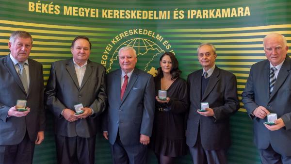 Rendhagyó módon adta át a 2021-es kamarai elismeréseket a Békés Megyei Kereskedelmi és Iparkamara. Fotó: BMKIK