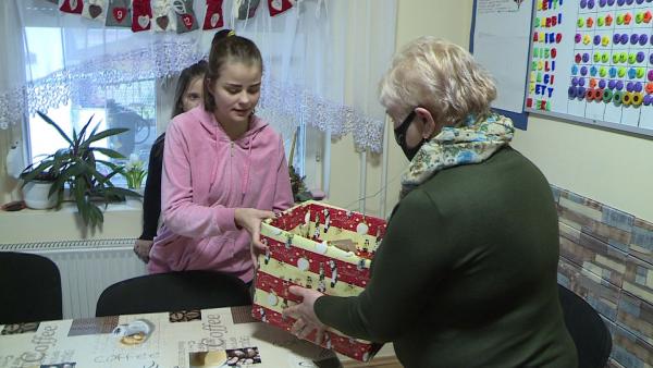 Szurovecz Renáta átadja az ajándékot Popáné Portörő Erzsébetnek. 