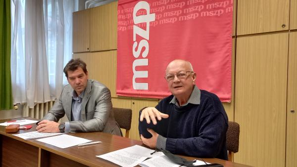 Köteles Lajos, nyugalmazott főiskolai tanár és Miklós Attila, az MSZP békéscsabai elnöke - Fotó: Erdei-Kovács Zsolt/Behir.hu