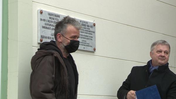 Bíró József és dr. Bacsa Vendel leleplezik a két emléktáblát. 