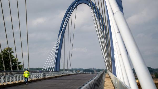 Az átadó helyszíne a szakasz leglátványosabb műtárgya, az új Tiszaugi Tisza-híd volt. (fotó: magyarepitok.hu)