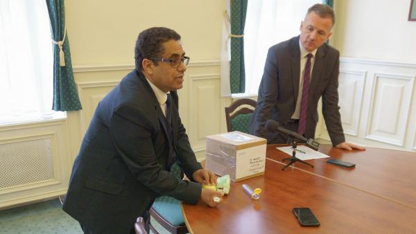 Dr. Abdulrahman Abdulrab Mohamed egy almán mutatja be az eszköz működését - Fotó: Petróczki Gábor