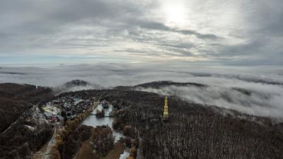 Több, drónnal készült fotóból számítógéppel összeállított panorámaképen ködös táj Mátrafüred közelében, előtérben a Sástó-kilátó (Fotó: MTI/Komka Péter)