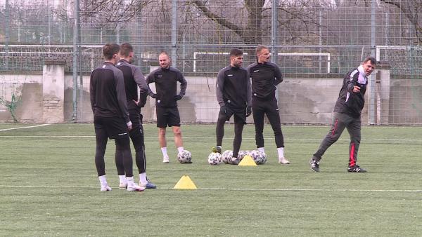 Schindler Szabolcs vezetőedző mutatja az irányt a felkészülés alatt (Fotó: Kugyelka Attila)