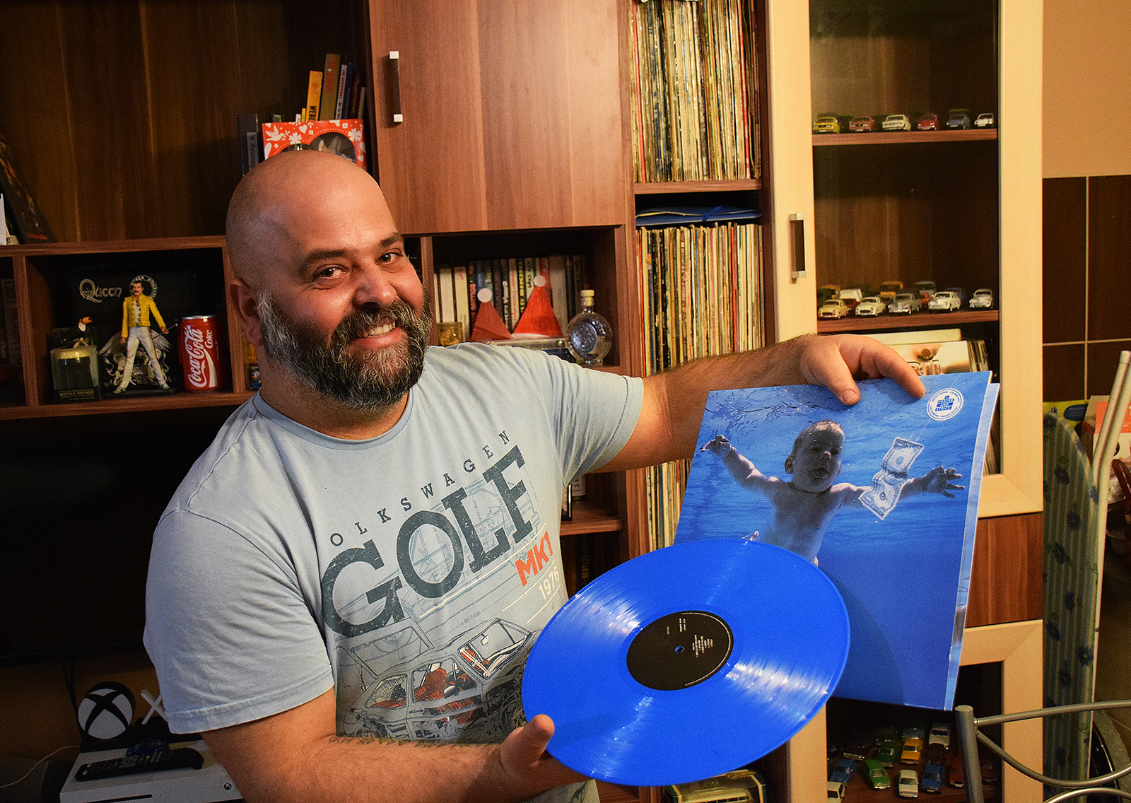 Csorba Joci a kék Nirvana albummal – Fotó: behir.hu/Such Tamás