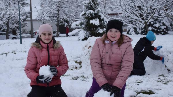 Hóemberek a Lencsési szánkódombnál – Fotó: behir.hu/Such Tamás