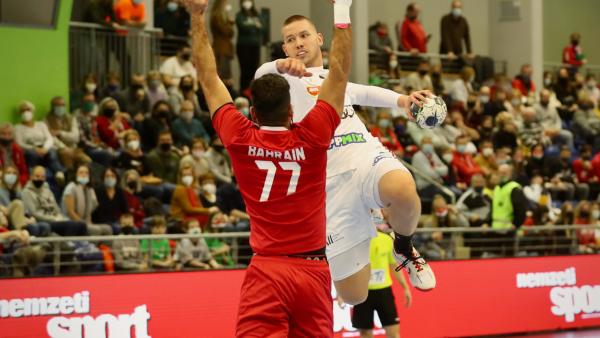 Máthé Dominik (lövés közben) a magyar csapat egyik kulcsembere (Fotó: Magyar Kézilabda Szövetség)