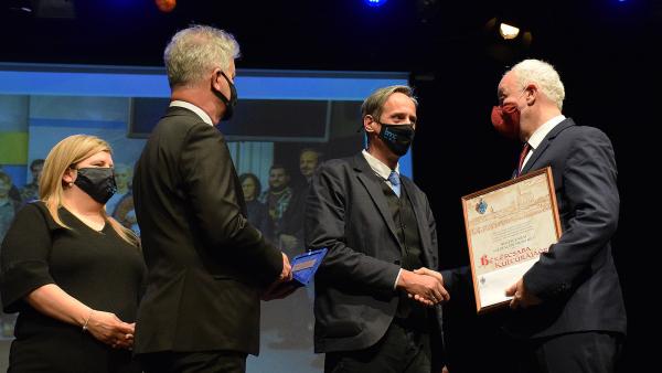 A Békéscsabai Médiacentrum ügyvezetője, Diós Zsolt veszi át a Békéscsaba Kultúrájáért díjat (Fotó: Such Tamás)