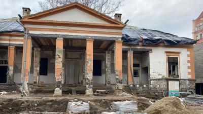 A Beliczey-kúria, a Napsugár bábszínház új otthonának felújítása látványos szakaszához érkezett. Forrás: Békéscsabai Városfejlesztési Kft.