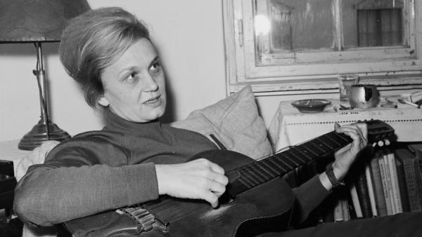 Nemes Nagy Ágnes költő otthonában, Királyhágó utca 5/b, 1963 – forrás: Fortepan / Hunyady József