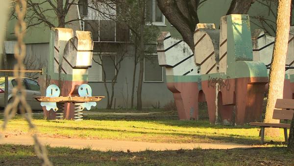 A képen Schéner Mihály alkotásai láthatók a Szigligeti játszótéren. 