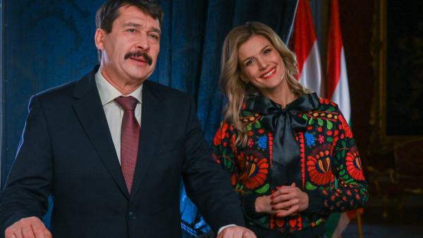 Áder János köztársasági elnök és Weisz Fanni jeltolmács, siket esélyegyenlőségi aktivista az államfő újévi köszöntőjének televíziós felvételén a Sándor-palotában 2021. december 29-én. MTI/Illyés Tibor