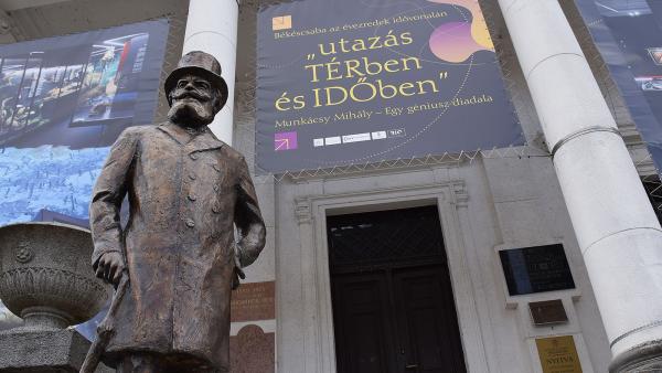 Fotó: Such Tamás_koszorúzás a Munkácsy Mihály Múzeum kertjében