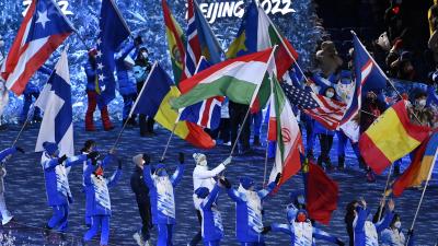 Kónya Ádám sífutó viszi a nemzeti zászlót a pekingi téli olimpia záróünnepségén (Fotó: MTI/Kovács Tamás)
