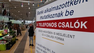Információs tábla a csabai piacon (fotó: police.hu)