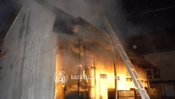 Kigyulladt egy kolbászfüstölő Békéscsabán, a Czuczor utcában (fotó: Békéscsaba HTP)