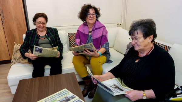 V. Szatmári Ibolya, Beszprémy Katalin és Pál Miklósné már átlapozták a Csabai Mérleget (fotó: behir.hu/ Petró Zsolt)