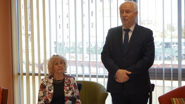 Szrenka Pálné (b) és Herczeg Tamás tartott sajtótájékoztatót a 13. havi nyugdíjról kedd délután Békéscsabán – (Fotó: behir.hu)