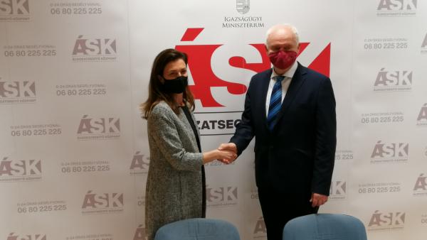 Varga Judit igazságügyi miniszter és Herczeg Tamás országgyűlési képviselő – (Fotó: behir.hu)