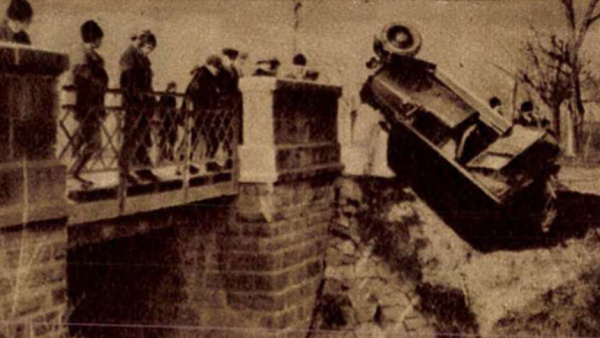 A felfordult autó a híd melletti töltésen (Réthy Ferenc felvétele)