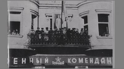 A békéscsabai szovjet városparancsnokság 1945-ben, a mai Szabadság téren (forrás: Munkácsy Mihály Múzeum)