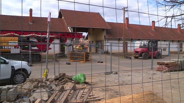 Illusztráció: még átépítés alatt a nagybani piac Békéscsabán. (Fotó:Rusz Richárd/behir.hu)