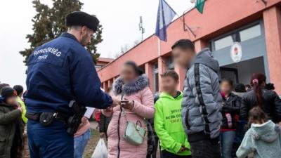 Magyar rendőrök segítenek az Ukrajnából érkezett menekülteknek - Forrás: police.hu