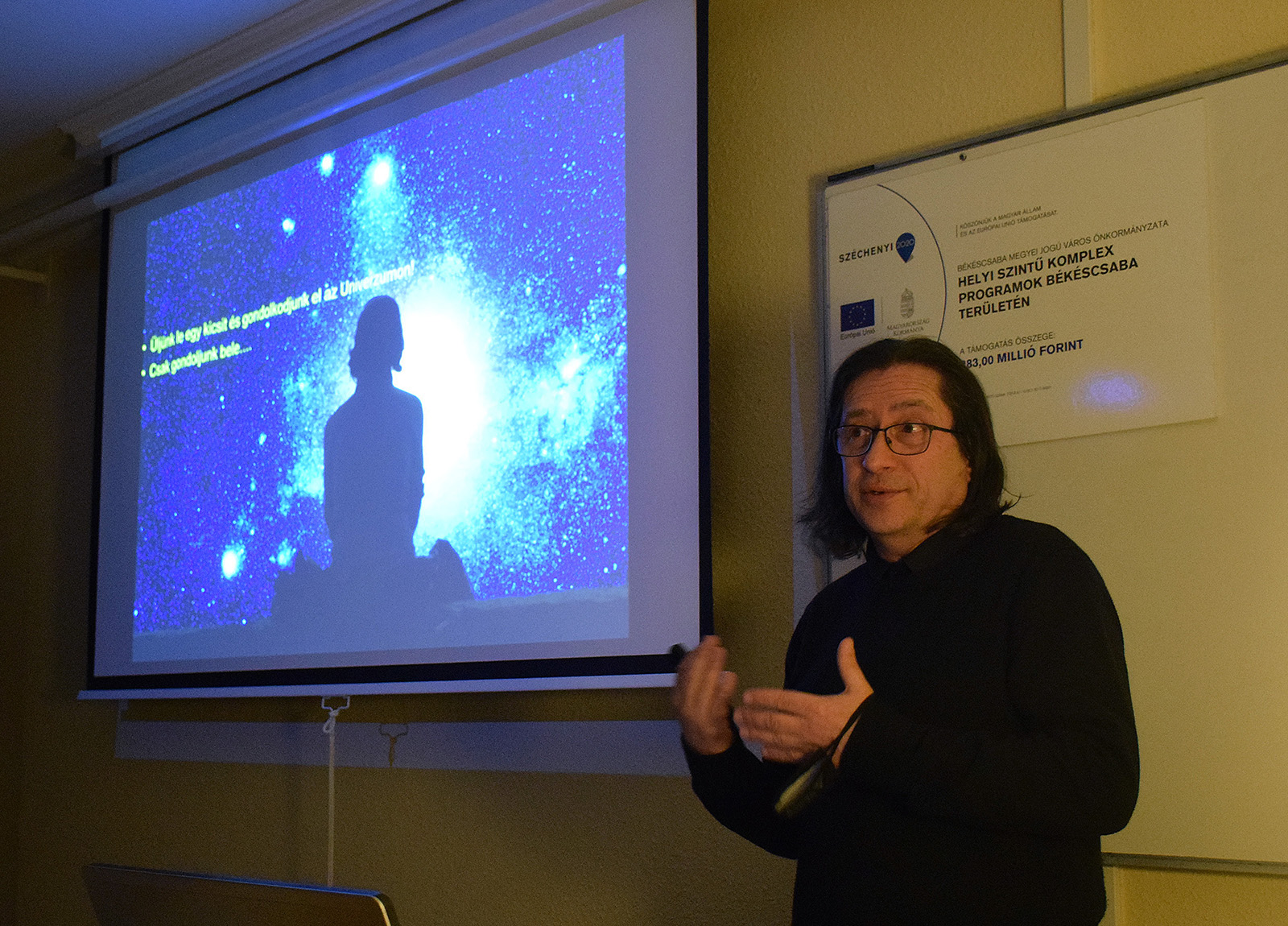 Kitárjuk a világűrt előtted című csillagászati előadás a TIT-nél, Ujlaki Csaba előadása – Fotó: behir.hu/Such Tamás