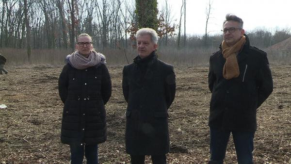 Fáriné Szabó Anikó városi főkertész, Szarvas Péter Békéscsaba polgármestere, valamint Balla Ferenc, a Békéscsabai Városgazdálkodási Kft. ügyvezetője. Fotó: Petró Zsolt / behir.hu