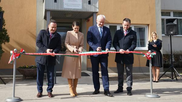 Takács Árpád, Uzsák Katalin, Herczeg Tamás és Viski József vágták át a szalagot – (Fotó: Hidvégi Dávid/behir.hu)