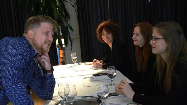 Amikor az Improlik egy tagja igézik az Impro Fesztivál zsűrijét – Fotó: behir.hu/Such Tamás