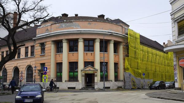 Felújítás alatt az ex-Invtel székház külseje – Fotó: behir.hu/Such Tamás