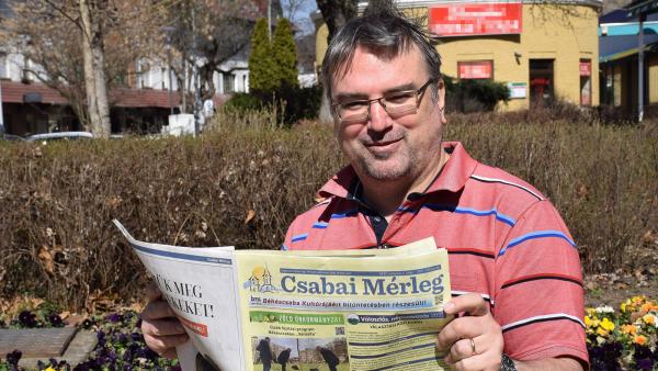 Ugrai Gábor már átlapozta a Csabai Mérleg legfrissebb számát (fotó: behir.hu/ Such Tamás)