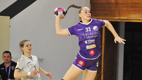 Kukely Klára a következő szezonban is lila mezben lőheti a gólokat (Fotó: Such Tamás)