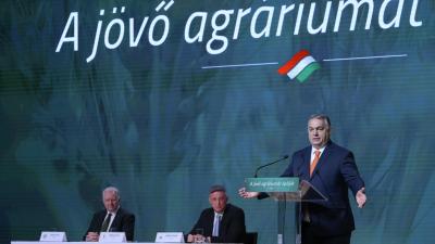 Orbán Viktor miniszterelnök beszédet mondott a gazdakongresszuson, az asztalnál Jakab István, a MAGOSZ elnöke és Győrffy Balázs, a NAK elnöke (MTI fotó/Koszticsák Szilárd)