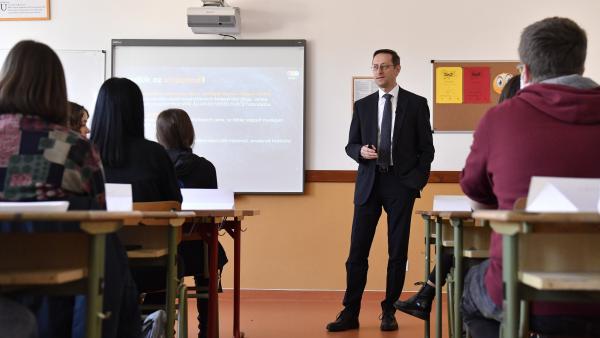 Varga Mihály előadást tart a Szent József Katolikus Óvoda, Általános Iskola és Gimnázium középiskolásainak (MTI fotó: Máthé Zoltán) 